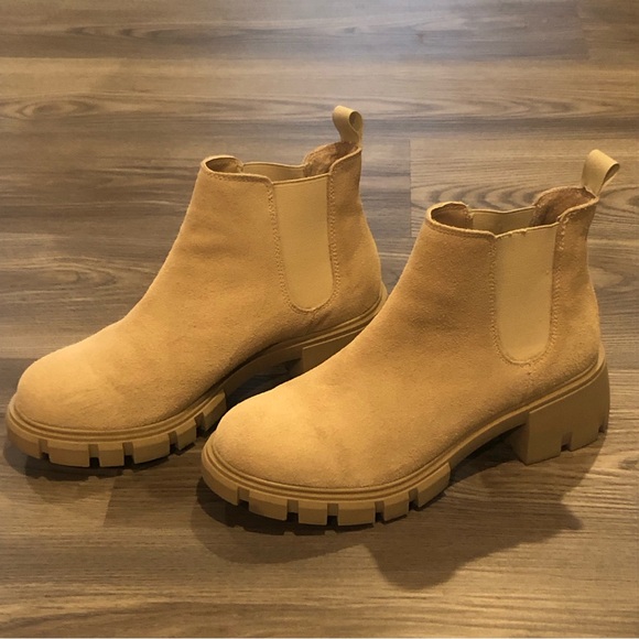 Steve Madden Howler Chelsea Lug Sole Boot in Sand - Picture 3 of 13